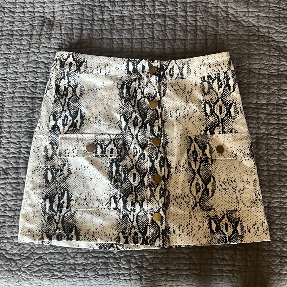Medium trendy snake skin skirt